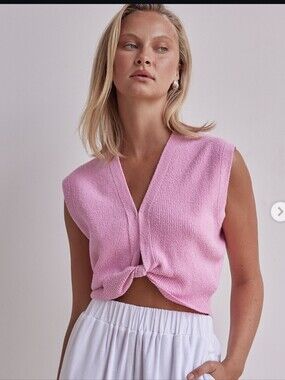 NWT Runway Scout Sleeveless Knotted V-Neck Crop Top - Pink